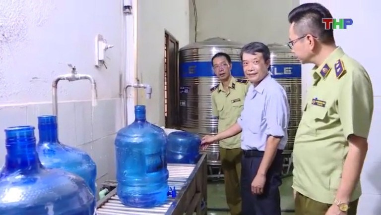 Đoàn kiểm tra Phát hiện cơ sở sản xuất nước đóng chai từ nước mương