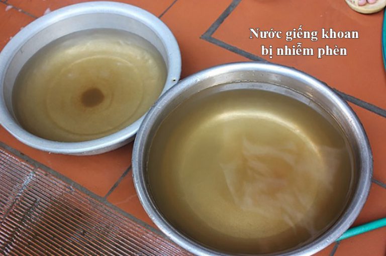Biểu hiện của nước giếng khoan nhiễm phèn là nước có màu, có mùi khác lạ