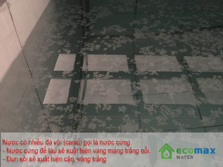 Ion Canxi và Magie kết tủa thành cặn trắng nổi trên mặt nước