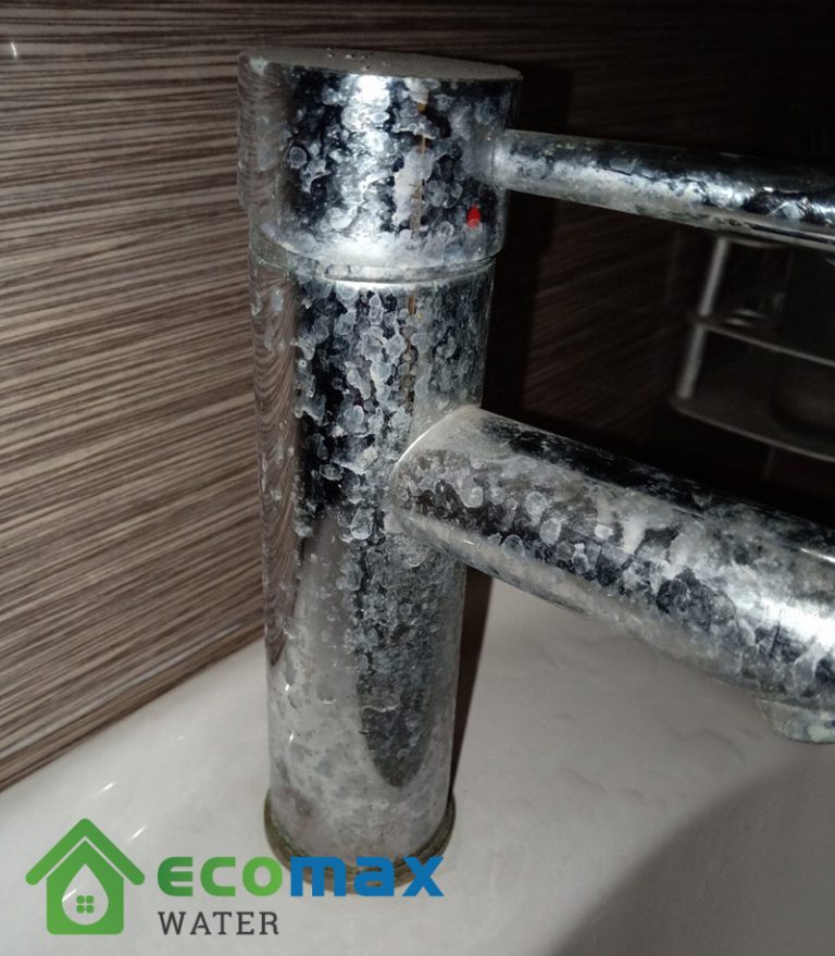 Nước cứng tích tụ cặn trắng xung quanh vòi nước