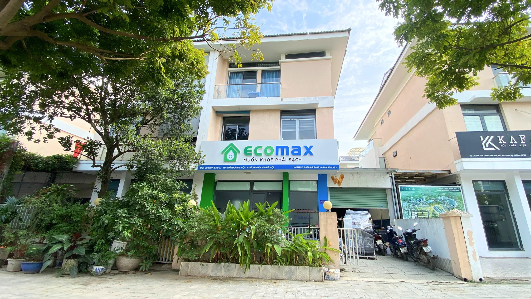 Showroom Công Ty Ecomax đầy đủ các sản phẩm lọc nước tổng, Heat Pump, đèn UV, máy Ozone