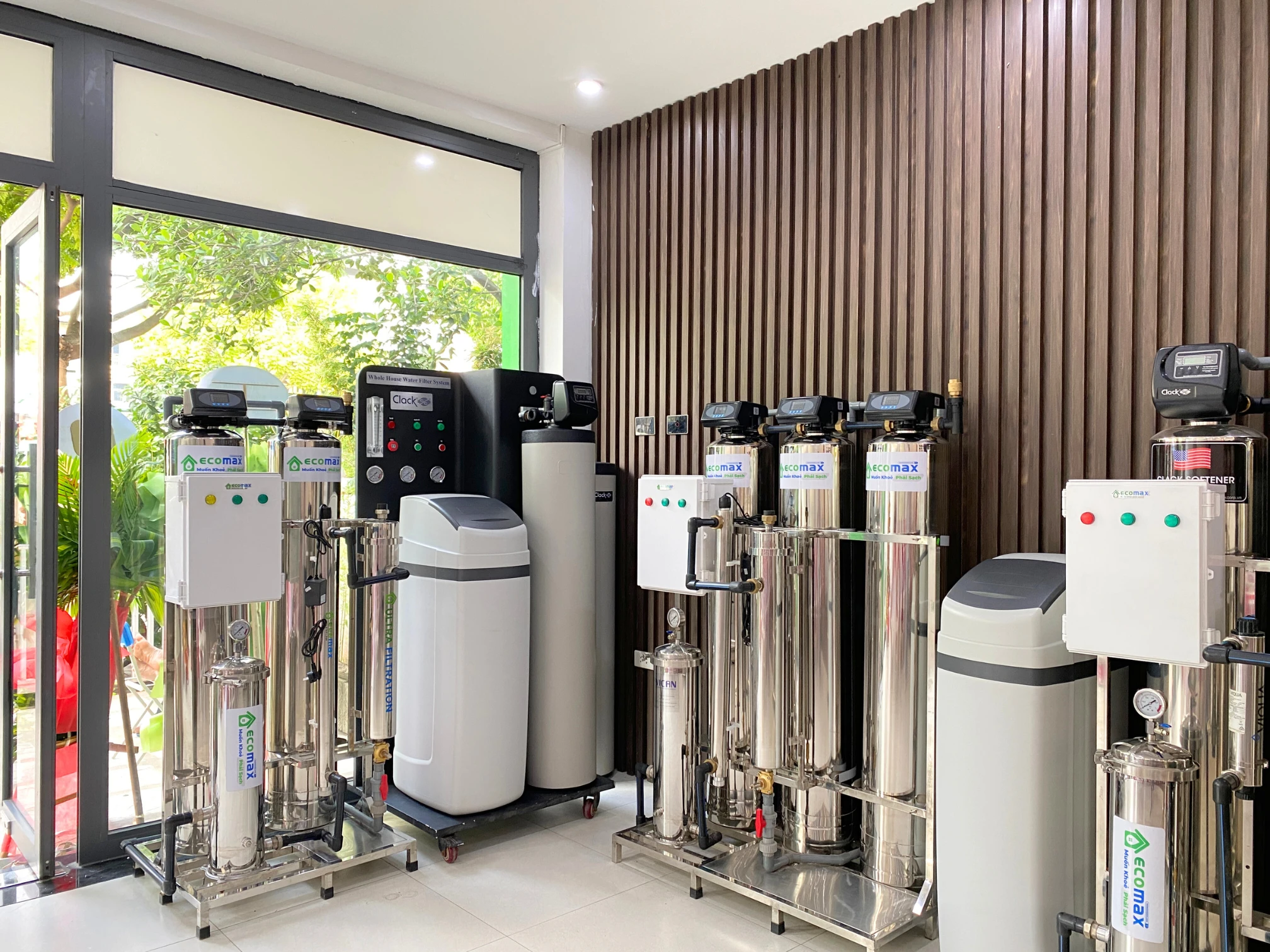 Các sản phẩm lọc tổng nước đầu nguồn được trưng bày tại Showroom